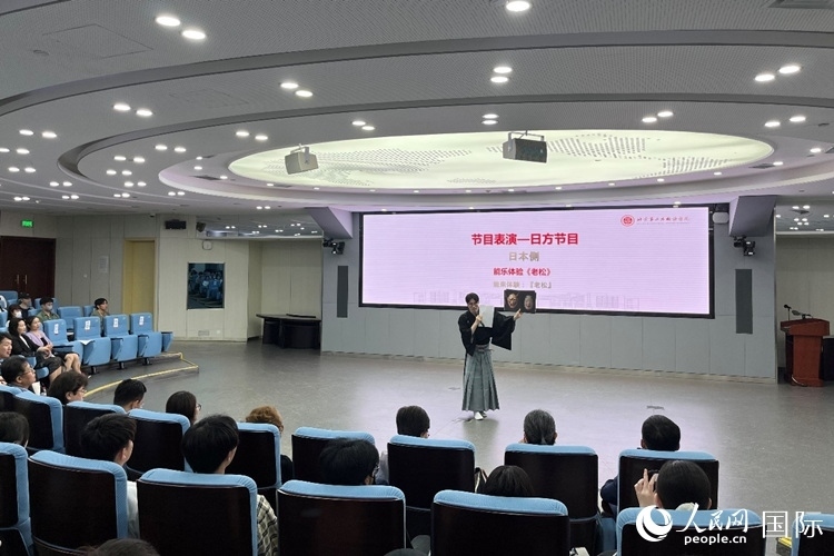 日本大學生介紹能樂知識。人民網記者 陳思攝