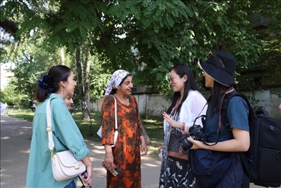 人民日?qǐng)?bào)記者和塔方記者在進(jìn)行交流。顏歡攝