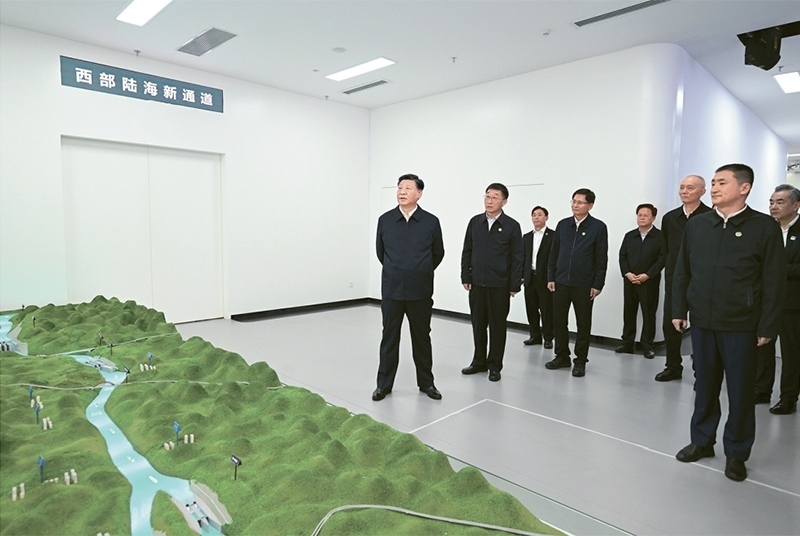 2023年12月14日至15日，中共中央總書記、國(guó)家主席、中央軍委主席習(xí)近平在廣西考察。這是14日上午，習(xí)近平在南寧市考察中國(guó)—東盟信息港股份有限公司，結(jié)合平陸運(yùn)河沙盤聽取西部陸海新通道骨干工程建設(shè)匯報(bào)。 新華社記者 謝環(huán)馳/攝