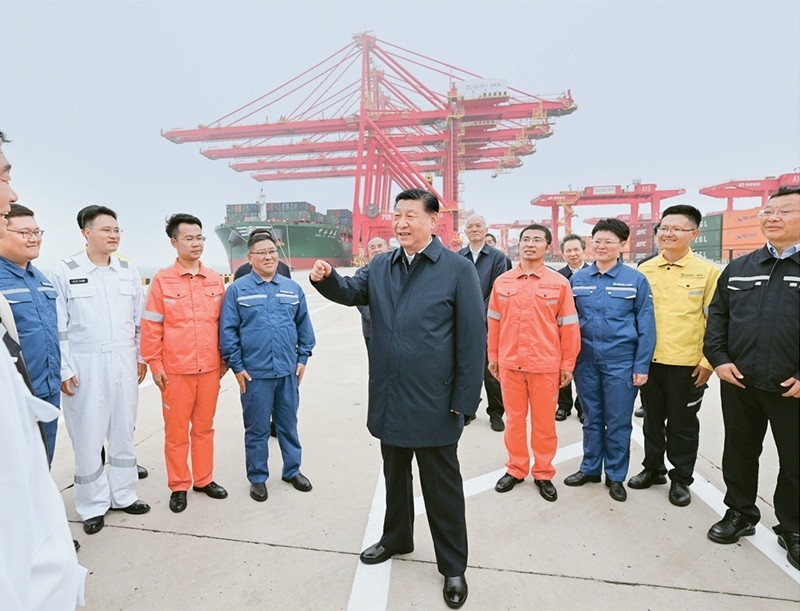 2024年5月22日至24日，中共中央總書記、國(guó)家主席、中央軍委主席習(xí)近平在山東考察。這是22日下午，習(xí)近平在日照港親切慰問港口科技工作者、運(yùn)營(yíng)人員、航運(yùn)人員。 新華社記者 謝環(huán)馳/攝