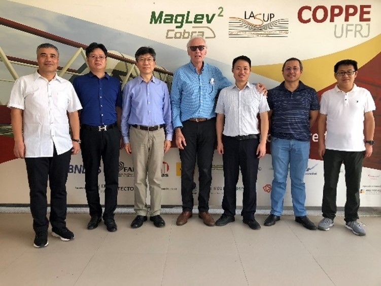 實驗室建設(shè)團隊主要負責(zé)人與巴西里約熱內(nèi)盧聯(lián)邦大學(xué)交流。西南交通大學(xué)供圖