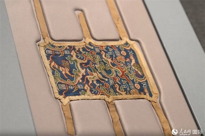 “五星出東方利中國(guó)”織錦護(hù)臂。人民網(wǎng)記者 張麗婭攝