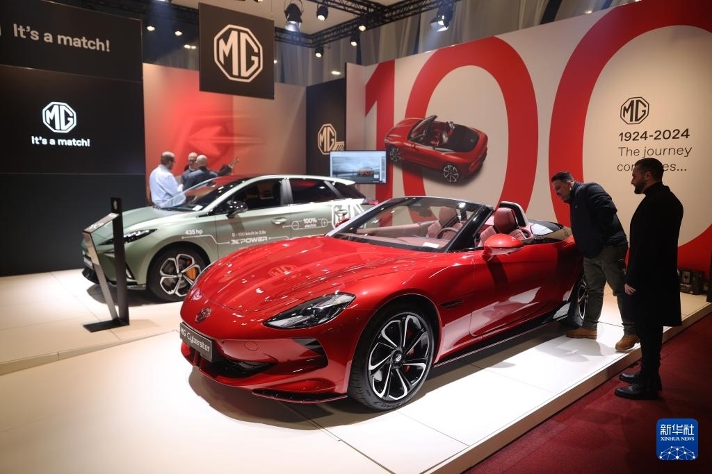 2024年1月17日，人們?cè)诒壤麜r(shí)布魯塞爾舉辦的2024布魯塞爾汽車展上參觀上汽名爵電動(dòng)汽車。新華社記者 趙丁喆 攝