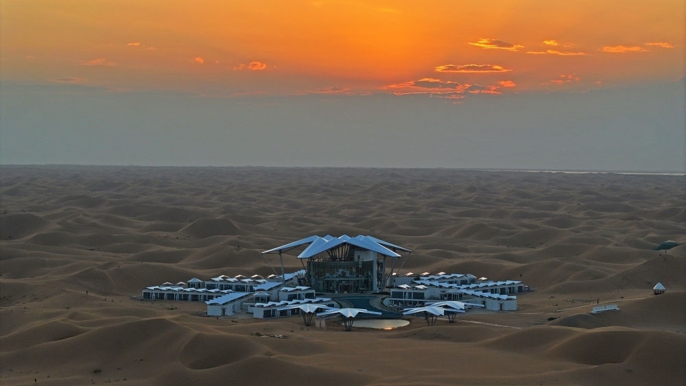 這是位于寧夏中衛(wèi)市沙坡頭景區(qū)的星星酒店（2023年9月6日攝，無人機照片）。新華社記者 王鵬 攝