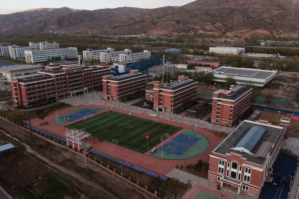 這是果洛西寧民族中學(xué)（2021年4月28日攝，無人機(jī)照片）。