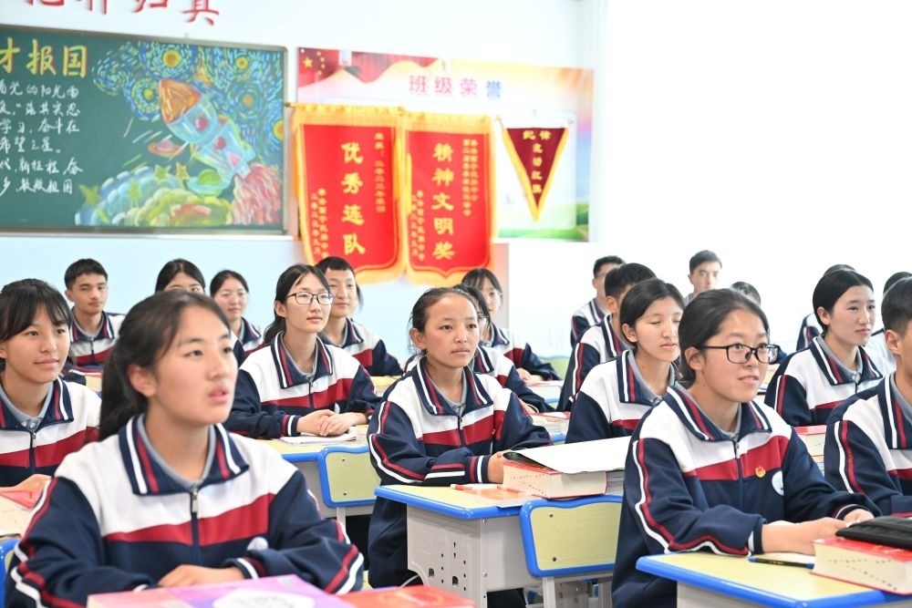 2024年6月18日，果洛西寧民族中學(xué)學(xué)生在上課。