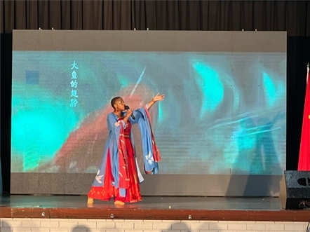 一等獎(jiǎng)獲得者彩翼進(jìn)行才藝表。（圖片來源：孔子課堂）