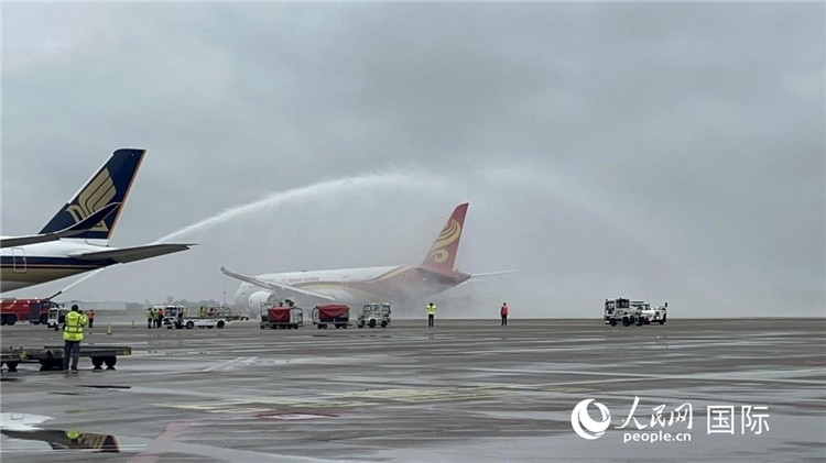 航班享受“水門禮”后起飛。牛瑞飛攝