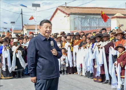 2021年6月7日至9日，習(xí)近平總書記在青海考察。這是8日下午，習(xí)近平在海北藏族自治州剛察縣沙柳河鎮(zhèn)果洛藏貢麻村考察時，同村民們親切交流。新華社記者 謝環(huán)馳 攝