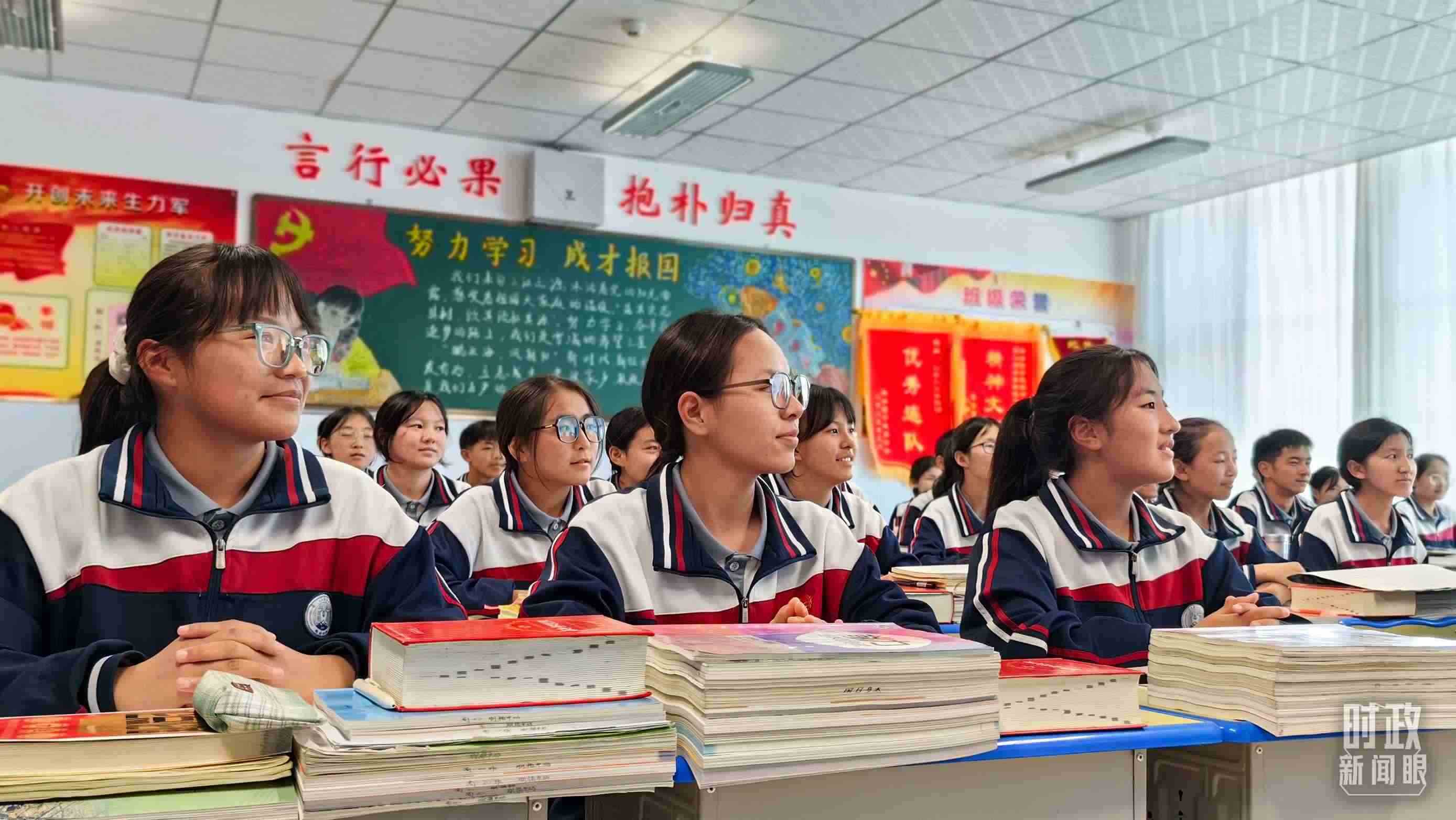 △果洛西寧民族中學(xué)高一（1）班的“新時代、新家鄉(xiāng)”主題思政課。（總臺央視記者段德文拍攝）