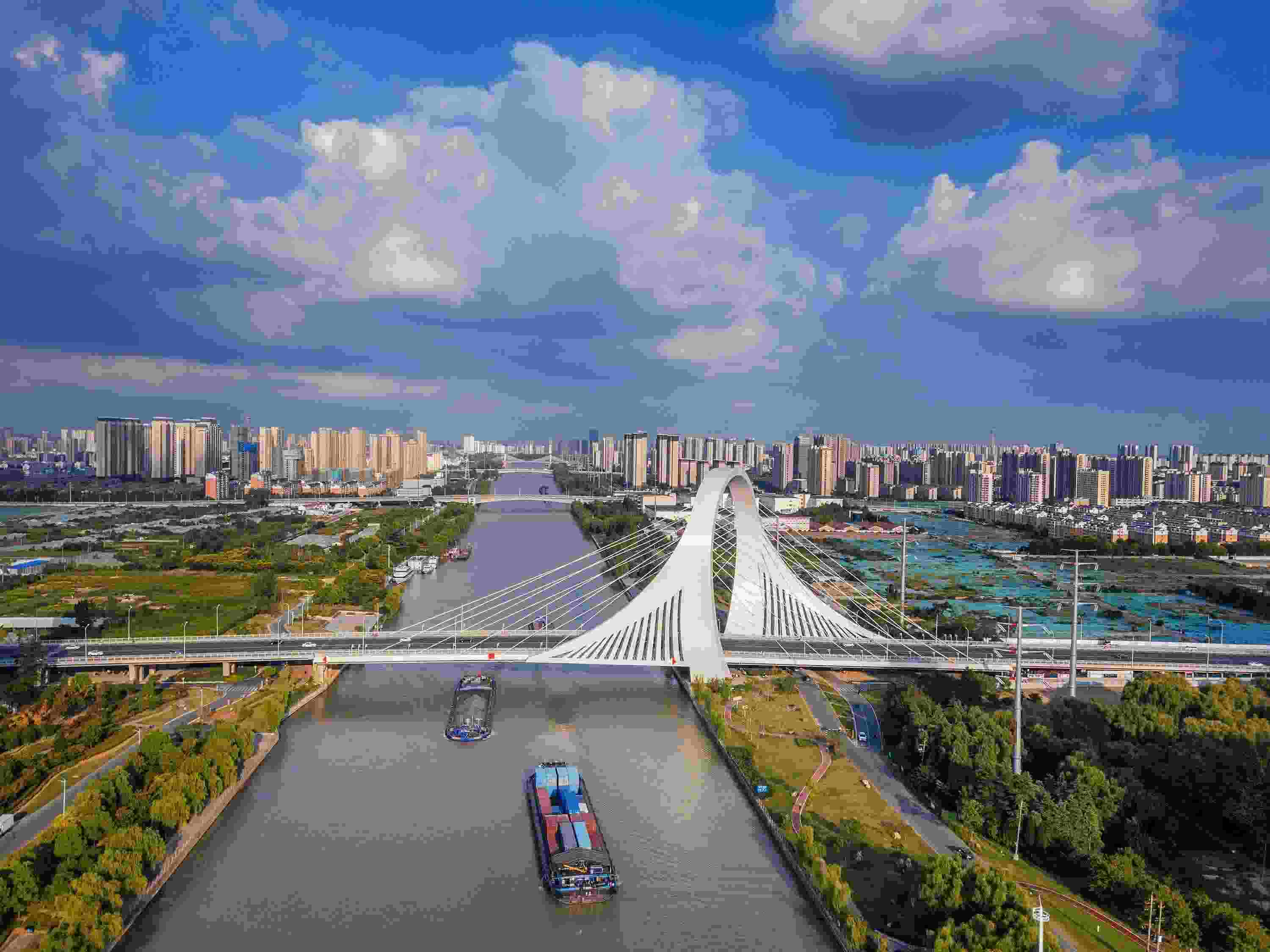 2022年9月12日，幾艘船舶行駛在江蘇淮安運河大橋附近。