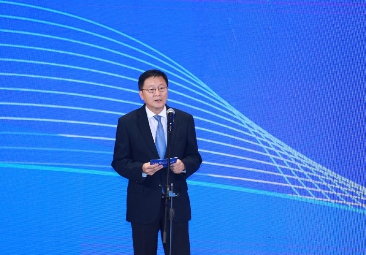 中國網總編輯王曉輝主持論壇。中國外文局供圖