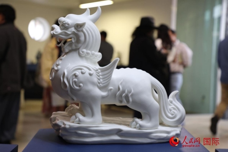 展覽現(xiàn)場的德化白瓷。人民網(wǎng) 埃內(nèi)斯托·多明戈斯攝