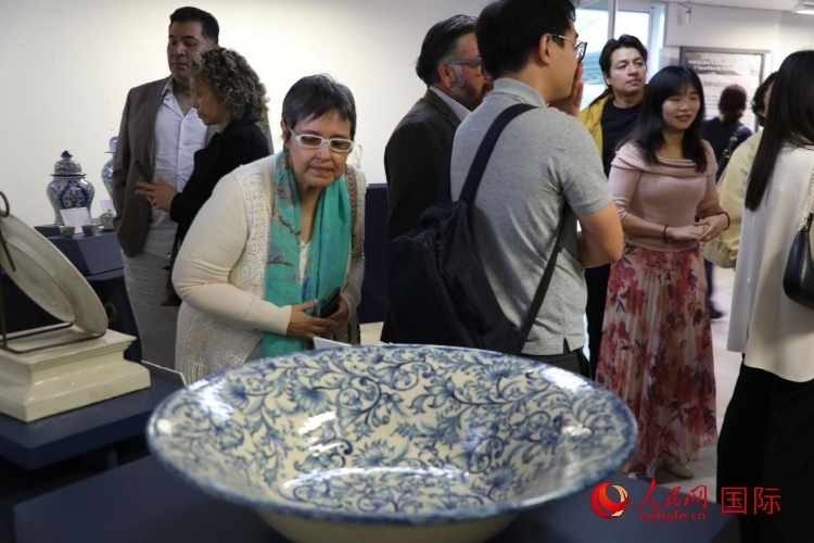 在展覽現(xiàn)場，觀眾們駐足欣賞德化白瓷和墨西哥彩瓷。人民網(wǎng) 埃內(nèi)斯托·多明戈斯攝