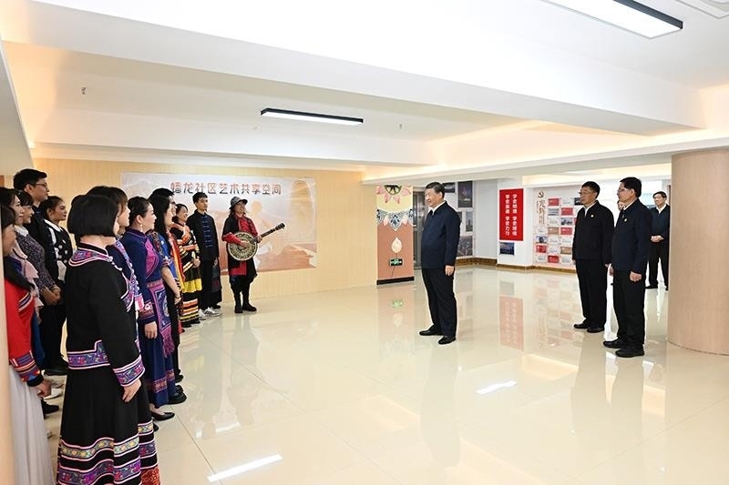 2023年12月14日，習(xí)近平總書記在廣西南寧市良慶區(qū)蟠龍社區(qū)黨群服務(wù)中心文體活動室同社區(qū)居民親切交流。