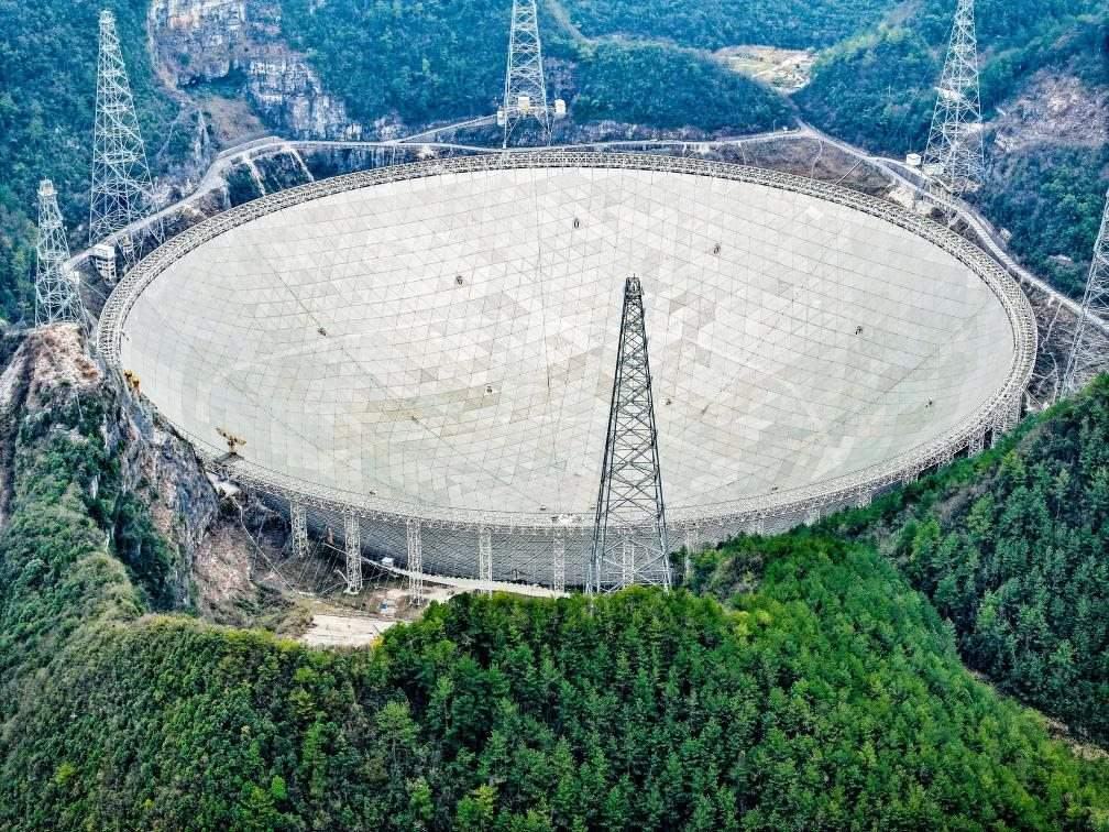 這是2024年2月26日拍攝的位于貴州的“中國(guó)天眼”（無(wú)人機(jī)全景圖片，維護(hù)保養(yǎng)期間拍攝）。新華社記者 歐東衢 攝
