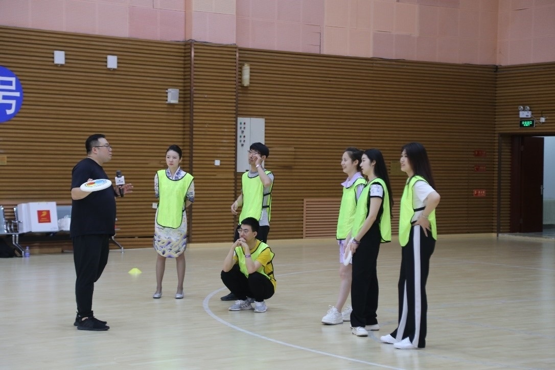 在“友趣體驗營”上，年輕用戶正在學(xué)習(xí)飛盤運動技巧。 受訪者供圖