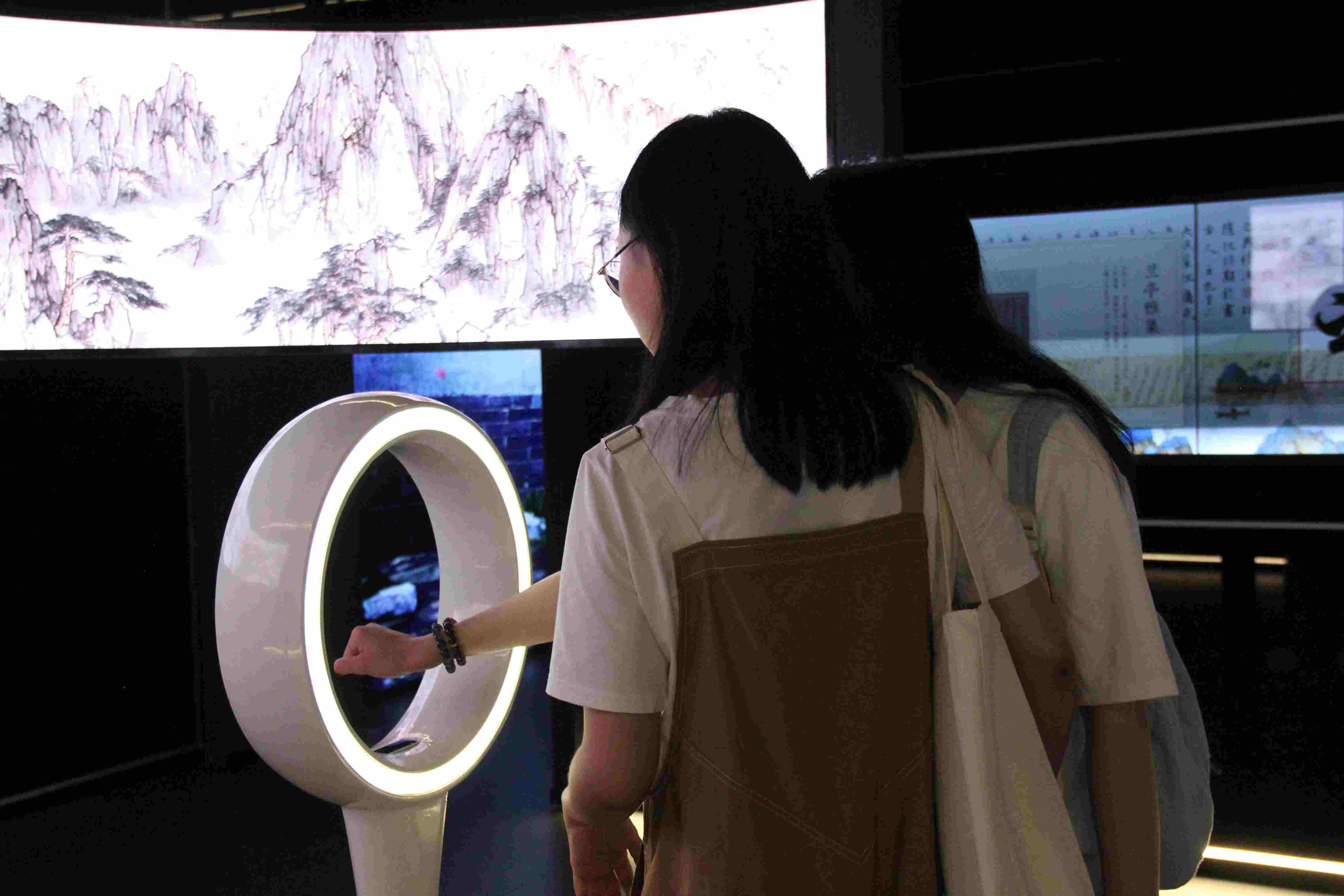 游客在“元啟金陵”南京數(shù)字文化客廳參觀并參與互動。受訪者供圖