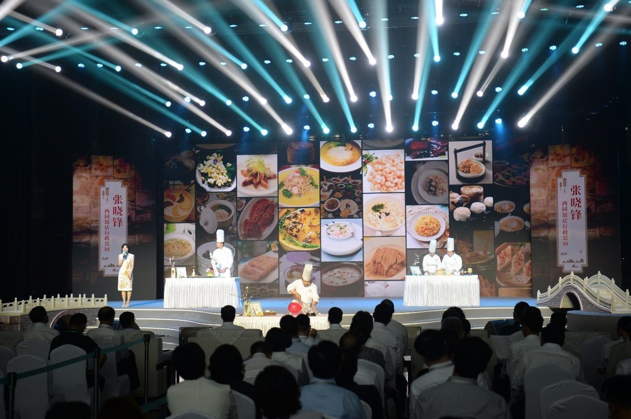 花園國(guó)際大酒店廚師長(zhǎng)朱燾、西園飯店行政總廚張曉鋒、冶春面點(diǎn)總廚倪秋香、冶春面點(diǎn)制作技藝第五代傳人陳詩(shī)雅展示淮揚(yáng)菜絕技。