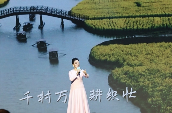 歌唱家、中國(guó)音樂(lè)學(xué)院教授雷佳現(xiàn)場(chǎng)演唱。