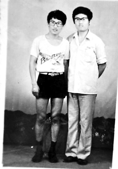 薛其坤（左）與大學(xué)同學(xué)合影。