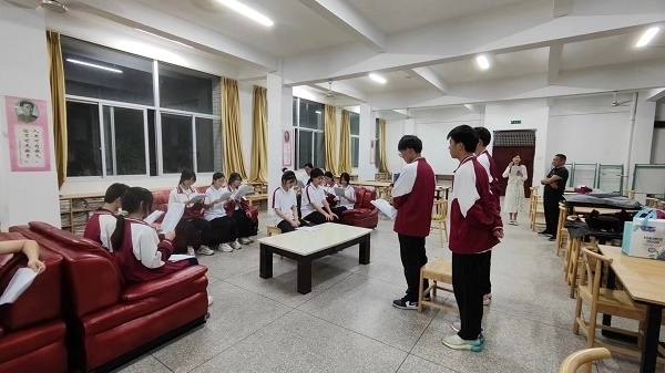 圖②：武平法院法官指導(dǎo)學(xué)生彩排。