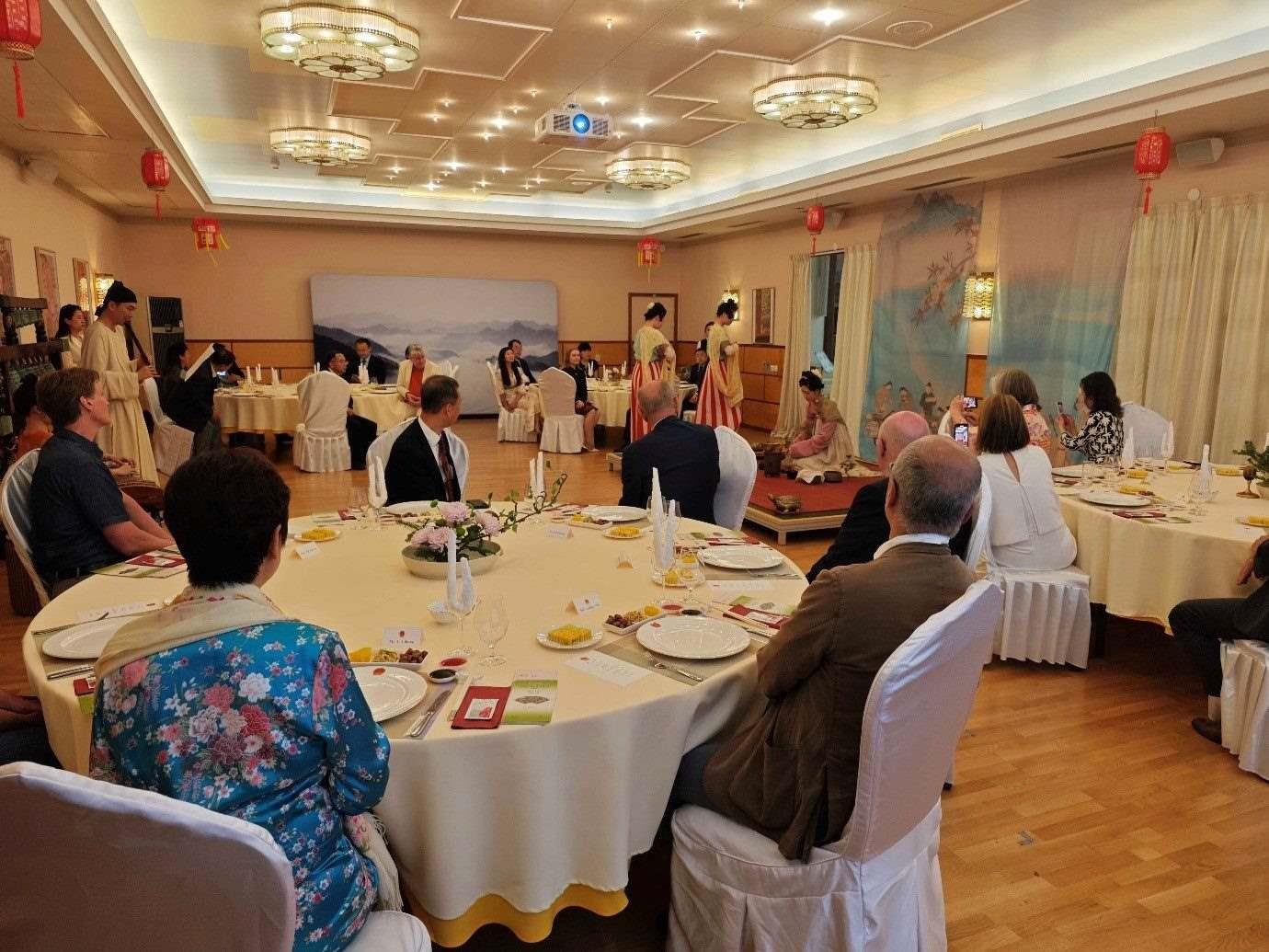來(lái)賓們觀(guān)賞茶藝表演和品嘗中華美食。中國(guó)駐瑞典大使館供圖