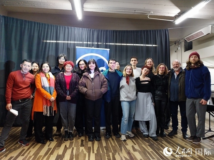 活動現(xiàn)場藝術(shù)家合影。人民網(wǎng)記者 許放攝