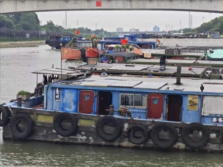 停泊在水上服務(wù)區(qū)的船只。人民網(wǎng)記者 黃鈺攝