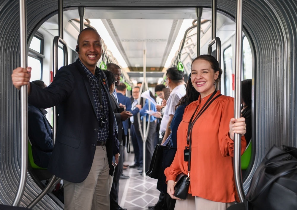 2024年4月22日，拉美和加勒比國(guó)家駐華使節(jié)、機(jī)構(gòu)代表和記者應(yīng)外交部邀請(qǐng)，在襄陽(yáng)騰龍汽車(chē)有限公司參訪(fǎng)。新華社記者 杜子璇 攝