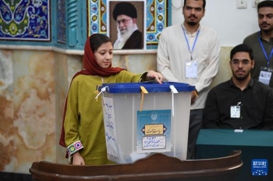 6月28日，伊朗選民在德黑蘭的一處投票站參加總統(tǒng)選舉投票。新華社記者 沙達(dá)提 攝
