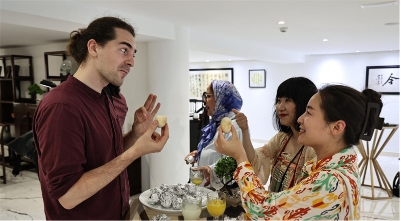 嘉賓品嘗茶葉蛋。拉巴特中國文化中心供圖