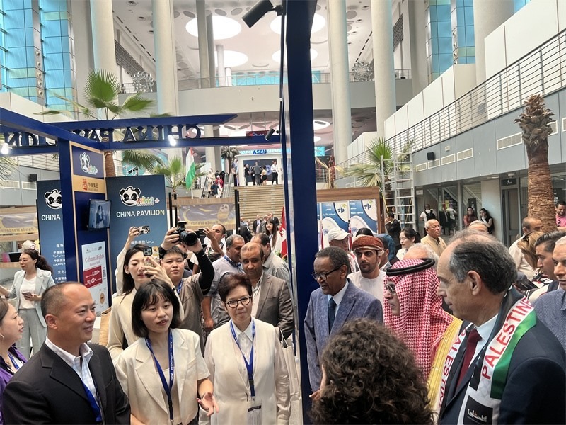 沙特廣播電視局首席執(zhí)行官、阿廣聯(lián)主席穆罕默德（右二）、阿廣聯(lián)秘書(shū)長(zhǎng)蘇萊曼（右三）等阿拉伯國(guó)家嘉賓參觀展臺(tái)。主辦方供圖