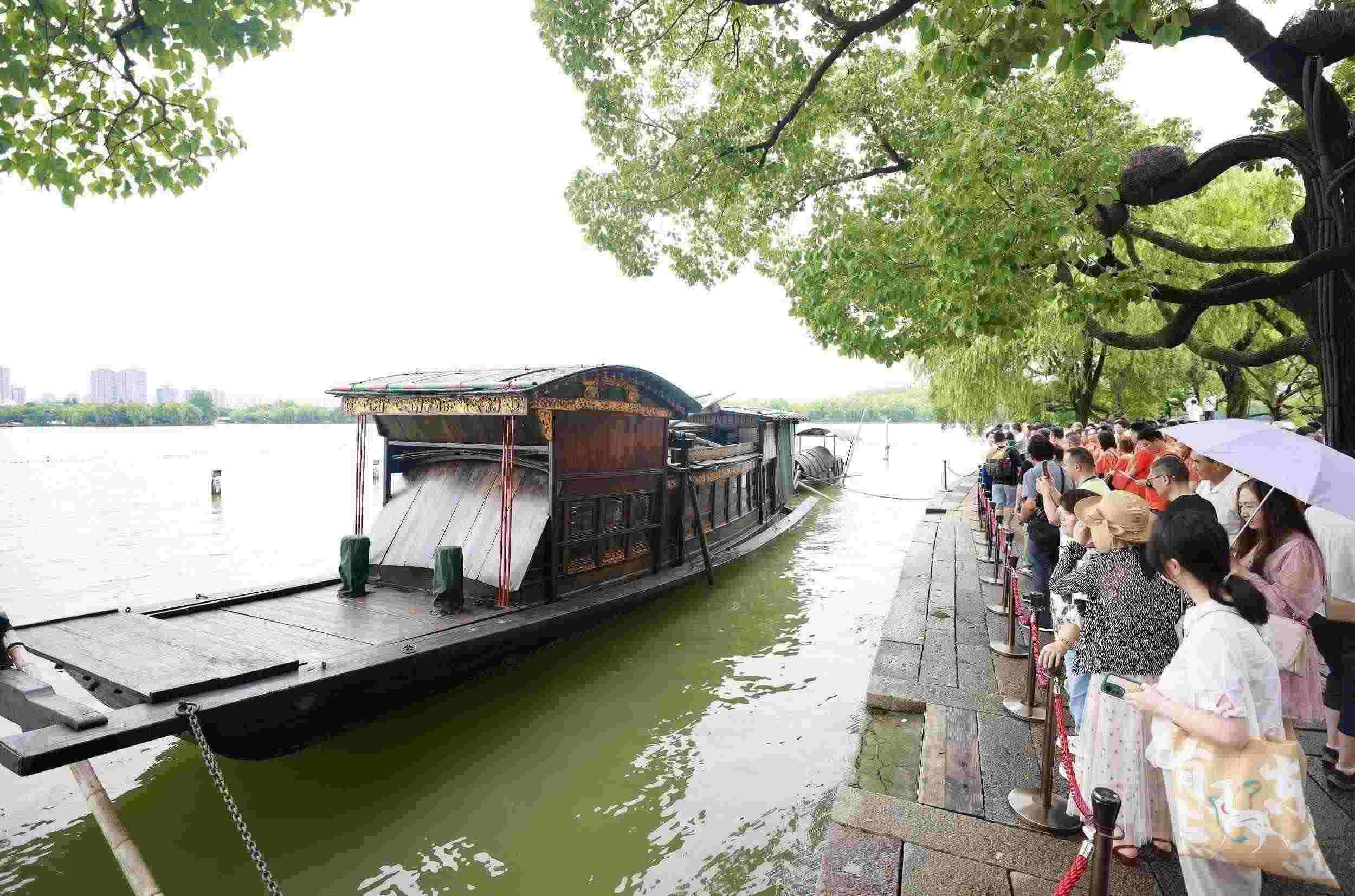 浙江嘉興，游客在南湖景區(qū)湖心島瞻仰紅船，感悟“紅船精神”。（圖片來(lái)源：視覺(jué)中國(guó)）