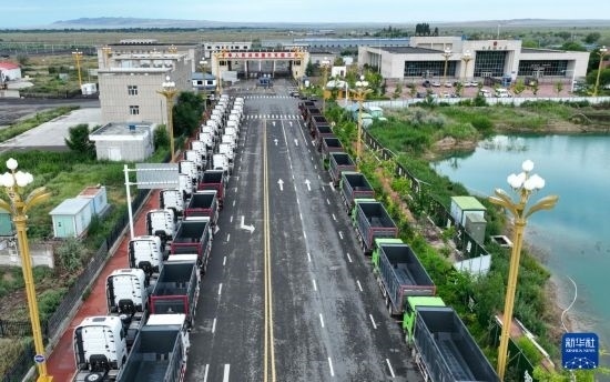 7月2日，車輛在巴克圖口岸有序出境（無人機照片）。新華社發(fā)（馬丁 攝）