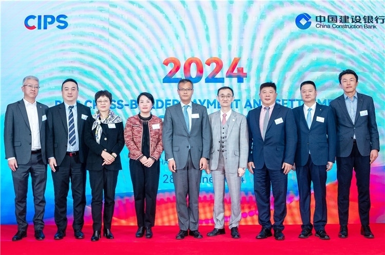 鄭冰開公使與CIPS公司、建行總行以及在南中資銀行合影、留念。（中國建設(shè)銀行約翰內(nèi)斯堡分行供圖）