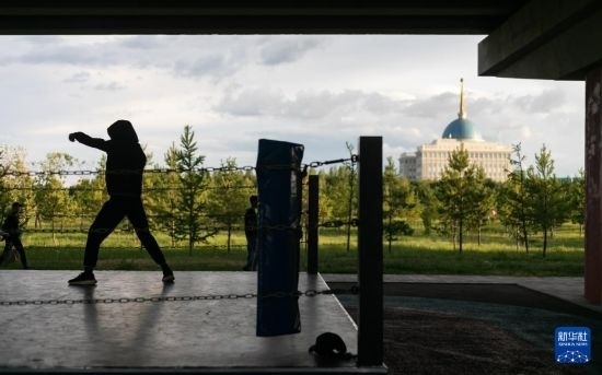 7月2日，在哈薩克斯坦首都阿斯塔納，一名男子在橋下運(yùn)動(dòng)場(chǎng)練習(xí)拳擊。新華社記者 白雪騏 攝