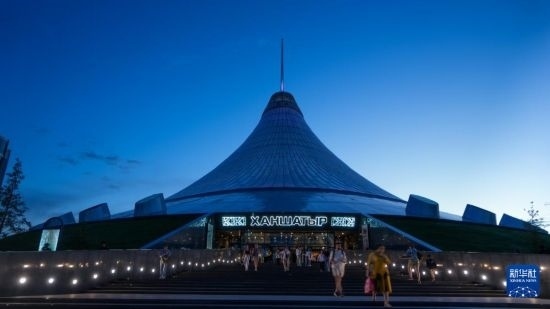 這是7月1日在哈薩克斯坦首都阿斯塔納拍攝的“可汗之帳”購(gòu)物中心。新華社記者 王建華 攝