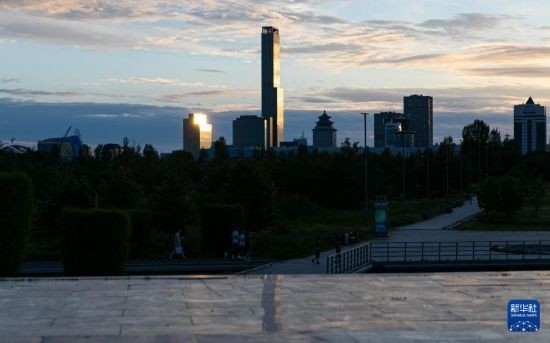 這是7月2日拍攝的哈薩克斯坦首都阿斯塔納市中心的建筑群。新華社記者 白雪騏 攝