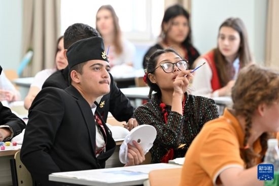 7月3日，外國(guó)學(xué)生在學(xué)習(xí)中國(guó)文化。新華社記者 李然 攝