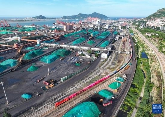 6月26日，“韓國(guó)-連云港-中亞”國(guó)際多式聯(lián)運(yùn)班列從中哈連云港物流合作基地出發(fā)，駛往哈薩克斯坦、烏茲別克斯坦（無(wú)人機(jī)照片）。班列運(yùn)載的55個(gè)大柜此前于6月13日從韓國(guó)境內(nèi)發(fā)出，經(jīng)釜山港海運(yùn)抵達(dá)連云港后轉(zhuǎn)由鐵路運(yùn)輸。新華社記者 季春鵬 攝