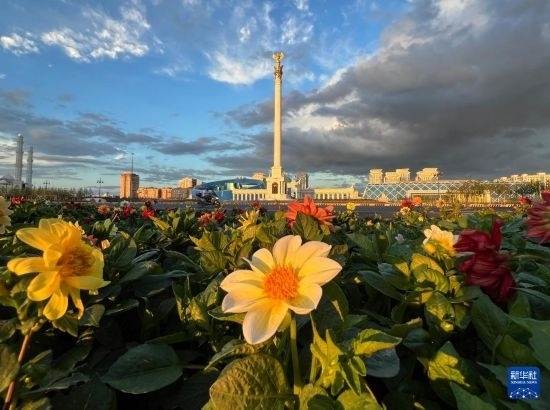 這是7月2日拍攝的哈薩克斯坦首都阿斯塔納獨(dú)立廣場(chǎng)。新華社記者 岳月偉 攝