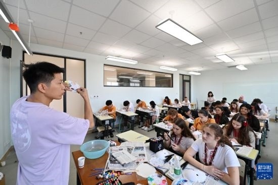 7月3日，外國(guó)學(xué)生在學(xué)習(xí)繪制京劇臉譜。新華社記者 李然 攝