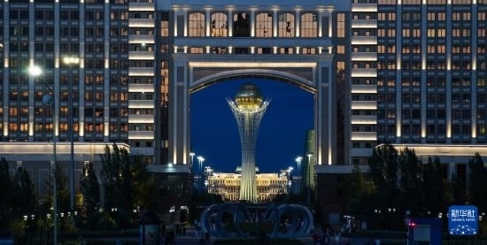 這是7月1日在哈薩克斯坦首都阿斯塔納透過(guò)一座建筑拍攝的巴伊杰列克觀景塔。新華社記者 王建華 攝