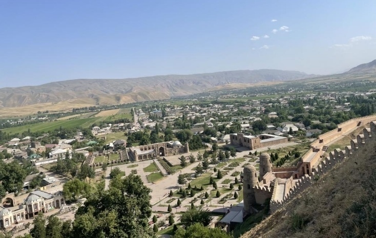 位于塔吉克斯坦杜尚別西北的吉薩爾古城，有著3000多年歷史。有研究認(rèn)為，張騫出使大宛回程途中曾經(jīng)過此地。圖為從吉薩爾古城城墻俯瞰城門與市鎮(zhèn)。本報記者 曲頌 攝