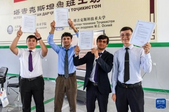 7月3日，在塔吉克斯坦首都杜尚別，魯班工坊赴華留學(xué)生展示錄取通知書。新華社記者 曹陽 攝