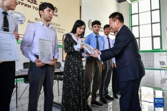 7月3日，在塔吉克斯坦首都杜尚別，天津城市建設(shè)管理職業(yè)技術(shù)學(xué)院的負(fù)責(zé)人為魯班工坊赴華留學(xué)生頒發(fā)錄取通知書。新華社記者 曹陽 攝
