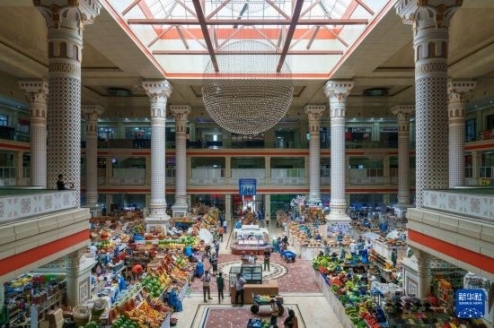 這是7月1日在塔吉克斯坦首都杜尚別拍攝的大巴扎內(nèi)景。新華社記者 周荻瀟 攝