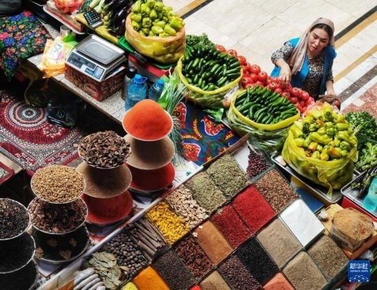 這是7月3日在塔吉克斯坦首都杜尚別拍攝的大巴扎內(nèi)景。新華社記者 燕雁 攝