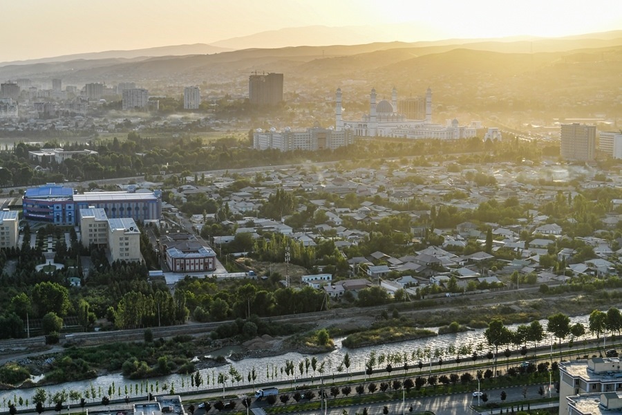 這是2024年6月26日拍攝的塔吉克斯坦首都杜尚別城市風(fēng)光。新華社記者 曹陽 攝